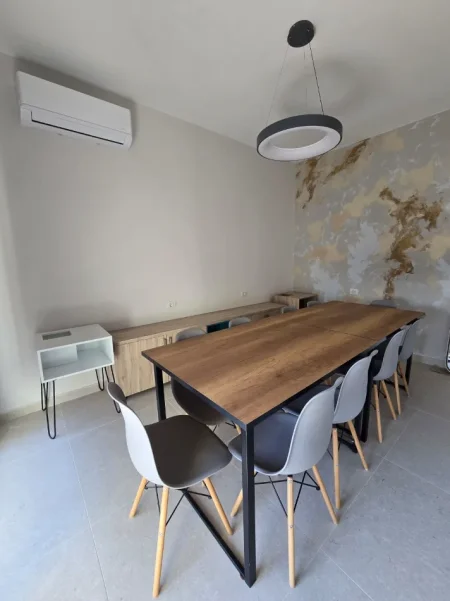 Tirane, ndarje qeraje Jepet me qera dhome per zyre brenda nje ambjenti zyre me tualet te perbashket .Cmimi 30.000 lek. 300 €