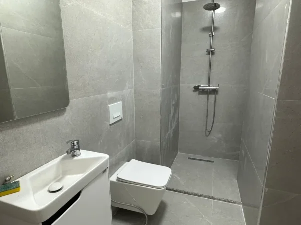 Tirane, jepet me qera apartament 1+1+Ballkon Kati 7, 650 € (Zogu i Zi)