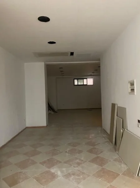 Tirane, jepet me qera ambjent biznesi Kati 1, 250 m² 4500 Euro (Ministria e Jashtme)