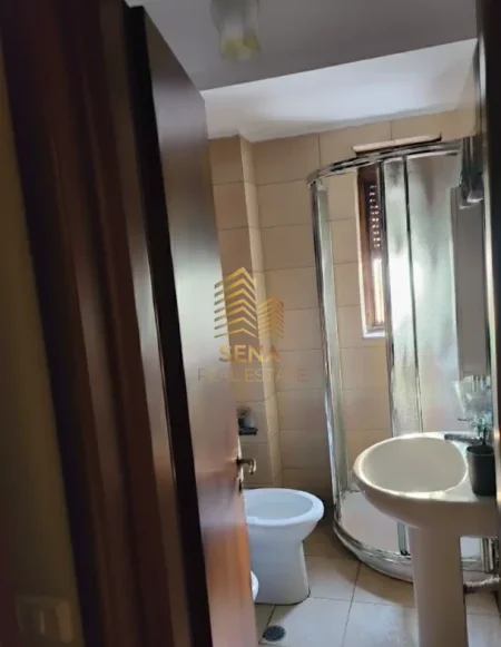 Tirane, jepet me qera apartament 1+1+Ballkon Kati 2, 60 m² 450 € (Brryli)