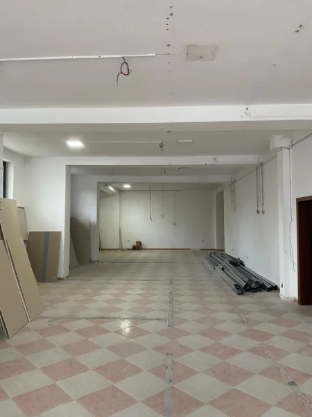 Tirane, jepet me qera ambjent biznesi Kati 1, 250 m² 4500 Euro (Ministria e Jashtme)