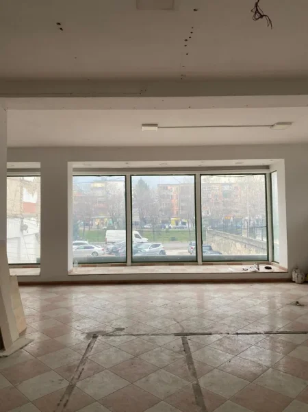 Tirane, jepet me qera ambjent biznesi Kati 1, 250 m² 4500 Euro (Ministria e Jashtme)