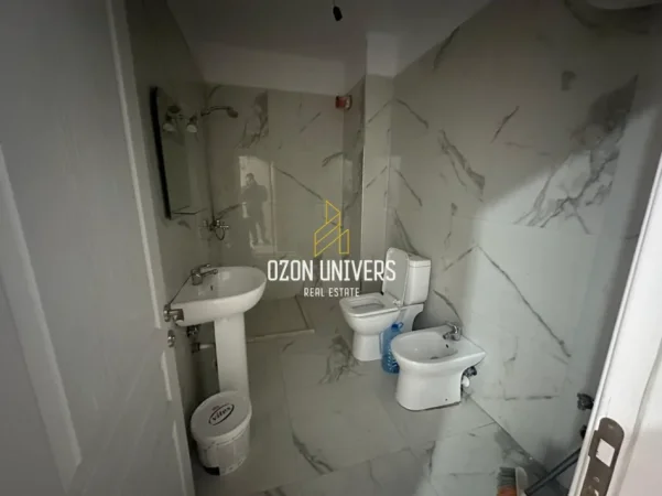 Tirane, jepet me qera apartament 1+1+Ballkon Kati 8, 65 m² 350 € (Golden Park 3)