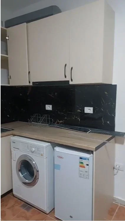 🏢 JEPET GARSONIERE ME QERA NE QYTETI STUDENT, 300 Euro