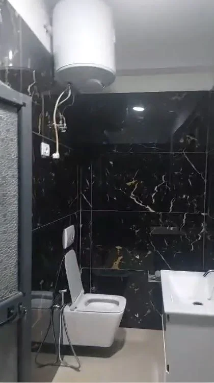 🏢 JEPET GARSONIERE ME QERA NE QYTETI STUDENT, 300 Euro