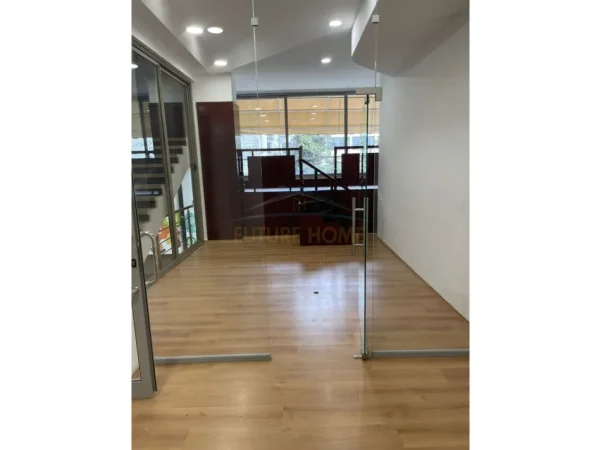 Tirane, jepet me qera ambjent biznesi Kati 1, 80 m² 1.100 € (Qender)