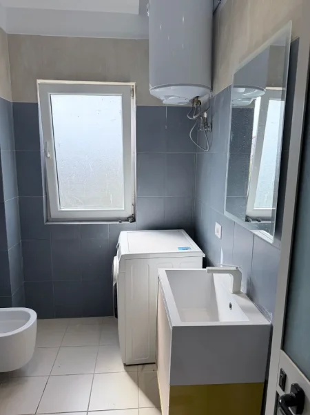 Tirane, jepet me qera apartament 1+1+Ballkon Kati 2, 65 m² 470 € 