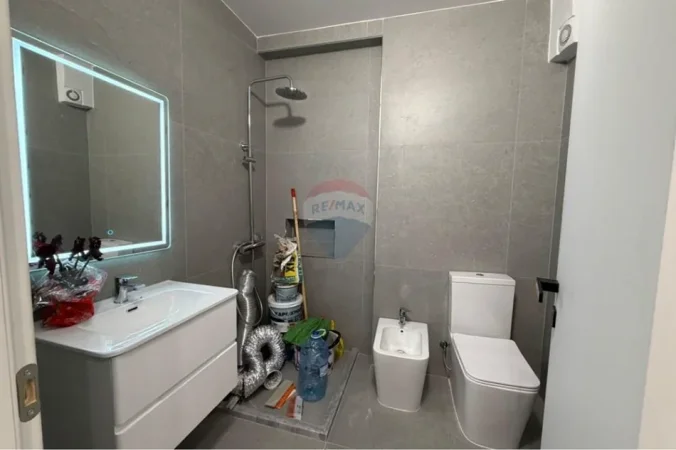 Vlore - Lungomare, jepet me qera apartament 1+1 Kati 4, 67 m² 700 € (Rruga Dhimitër Konomi, Ujë i Ftohtë, Vlorë)