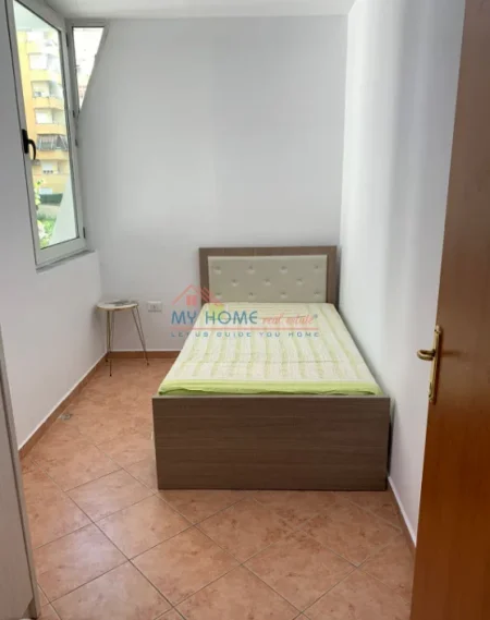 Tirane, jepet me qera apartament 2+1+Ballkon Kati 2, 90 m² 630 € (Komuna e Parisit)