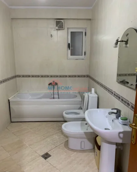 Tirane, jepet me qera apartament 2+1+Ballkon Kati 2, 90 m² 630 € (Komuna e Parisit)
