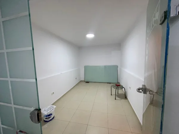 Tirane, jepet me qera ambjent biznesi Kati 0, 50 m² 520 € (Prane shkolles Jeronim De Rada)