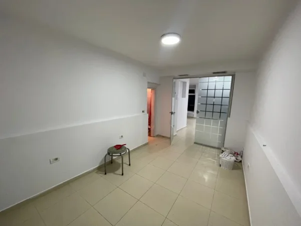 Tirane, jepet me qera ambjent biznesi Kati 0, 50 m² 520 € (Prane shkolles Jeronim De Rada)
