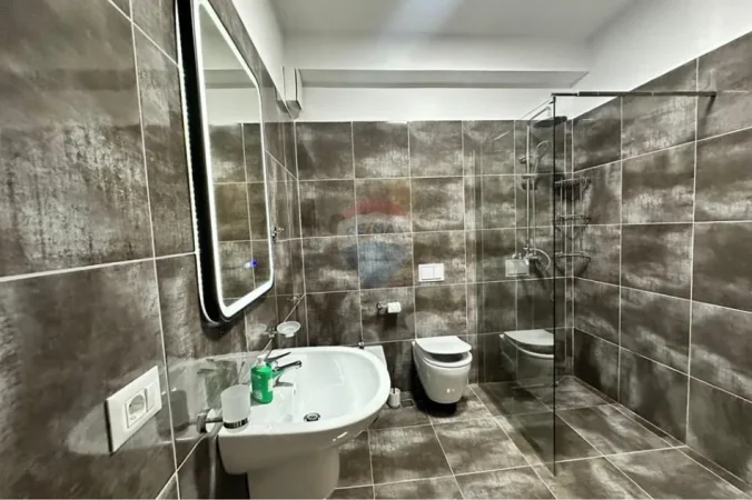 Tirane, jepet me qera apartament 1+1 , 85 m² 800 € (myslym shyri)