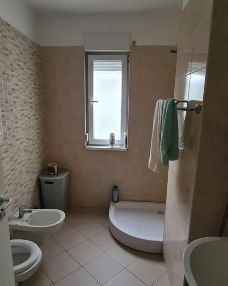 Tirane, jepet me qera apartament 1+1+Ballkon Kati 4, 63 m², 55 000 Leke (21 Dhjetori)
