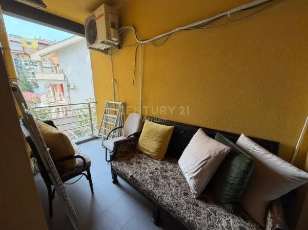 Tirane, jepet me qera apartament 1+1+Ballkon Kati 1, 80 m² 600 € (ministria e jashtme)
