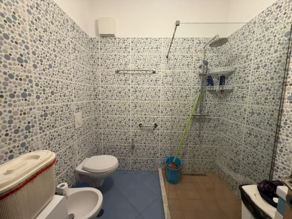 Tirane, jepet me qera apartament 1+1+Ballkon Kati 1, 80 m² 600 € (ministria e jashtme)