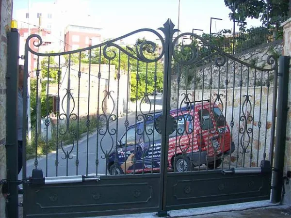 Tirane, - Porta dhe kangjella metalike