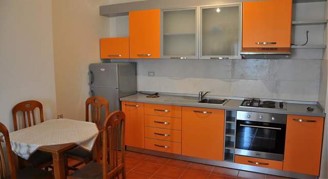 Vlore, jap me qera apartament 80 m²  buze detit per pushime verore ose fundjava