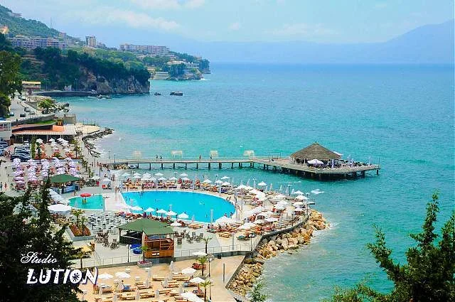 Vlore, jap me qera apartament 80 m²  buze detit per pushime verore ose fundjava