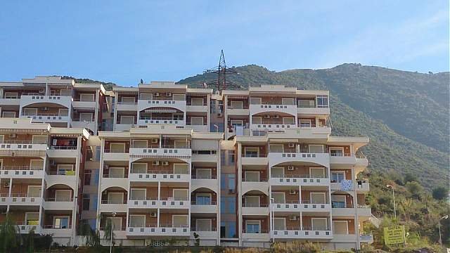 Vlore, jap me qera apartament buze detit  te rezidenca qeveritare