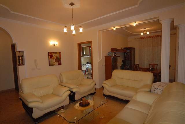 Vlore, jap me qera apartament 3+1 Kati 8, 130 m², duke filluar nga 35 Euro/nata (Lagjia Centrale)