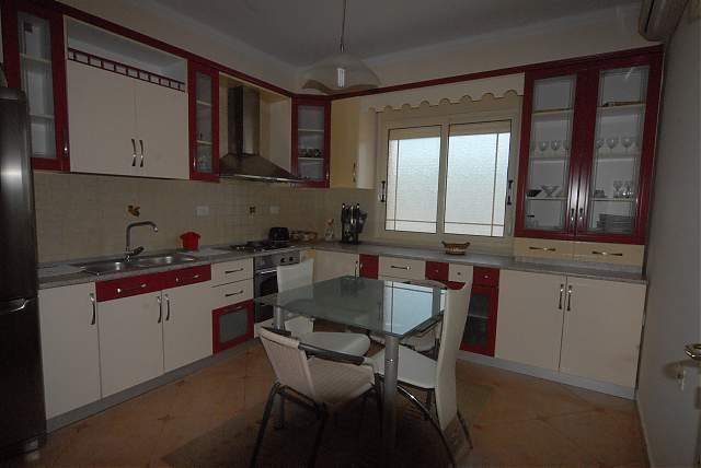 Vlore, jap me qera apartament 3+1 Kati 8, 130 m², duke filluar nga 35 Euro/nata (Lagjia Centrale)