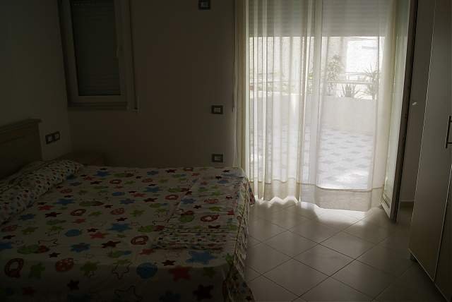 Vlore, jap me qera apartament 1+1+BLK Kati 2, 4.000 Leke/nata (Kompleksi Oslo, Uji i ftohte, Vlore)