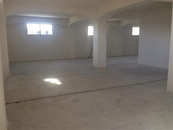 Durres, jap me qera ambjent magazine 500 m2, e pershtatshme per Call Center,Zyra, Restorant, Magazine, Supermarket, Dhome Frigoriferike, Punishte Rrob