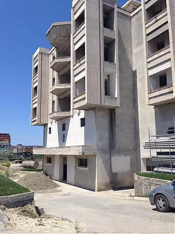 Durres, jap me qera ambjent biznesi 6 katesh 450 m2 (i pershtatshem per Spital, Hotel, Call Center)