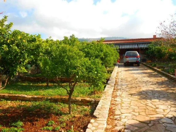 Sarande, jepet me qera vilë 4km larg qendres, 60m afer detit