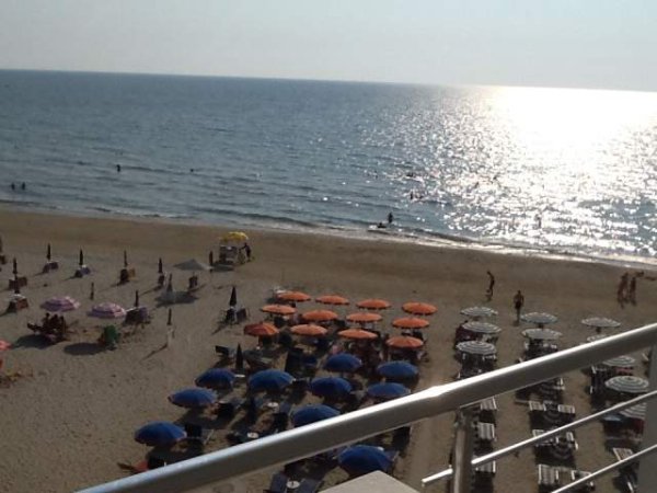 Durres, jap me qera apartament Kati 3, 86 m² 30 Euro (Golem)