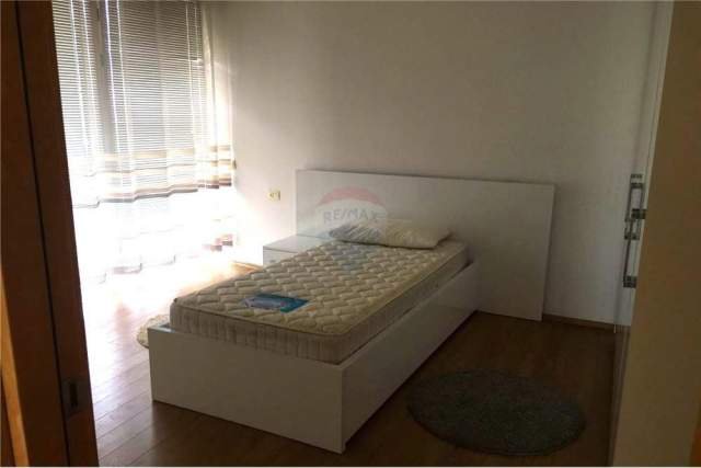 Tirane, jepet me qera apartament 3+1 Kati 4, 145 m² 1.000 Euro (Rruga Tefta Tashko,)