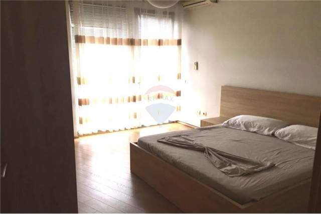 Tirane, jepet me qera apartament 3+1 Kati 4, 145 m² 1.000 Euro (Rruga Tefta Tashko,)