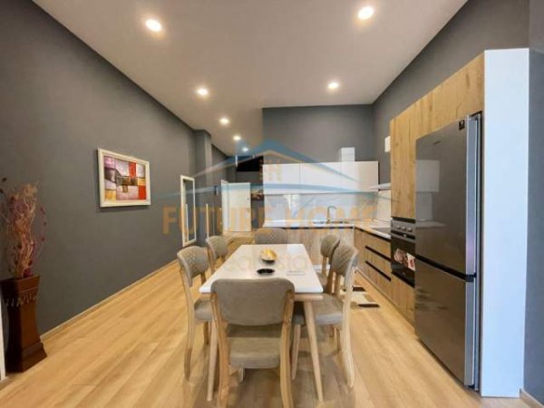 Tirane, jepet me qera apartament 1+1 Kati 1, 110 m² 400 Euro (Liqeni I Thatë)