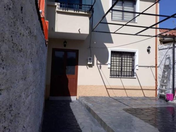 Tirane, jap me qera shtepi 2 Katshe Kati 0, 80 m² 450 Euro (Zona Brrylit)