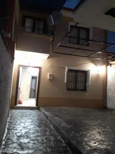 Tirane, jap me qera shtepi 2 Katshe Kati 0, 80 m² 450 Euro (Zona Brrylit)