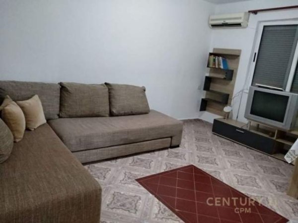 Tirane, jap me qera apartament 1+1+BLK Kati 5, 63 m² 300 Euro (Pallati me shigjeta)
