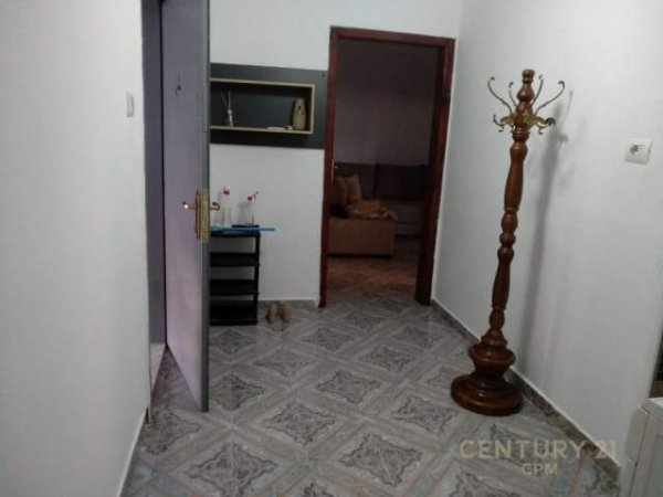 Tirane, jap me qera apartament 1+1+BLK Kati 5, 63 m² 300 Euro (Pallati me shigjeta)
