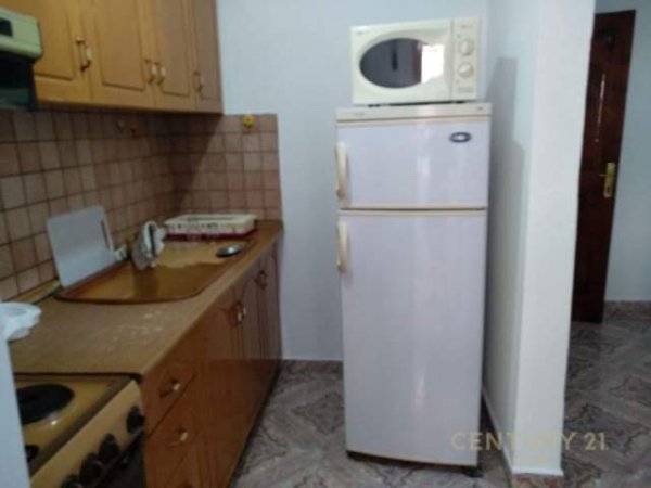 Tirane, jap me qera apartament 1+1+BLK Kati 5, 63 m² 300 Euro (Pallati me shigjeta)