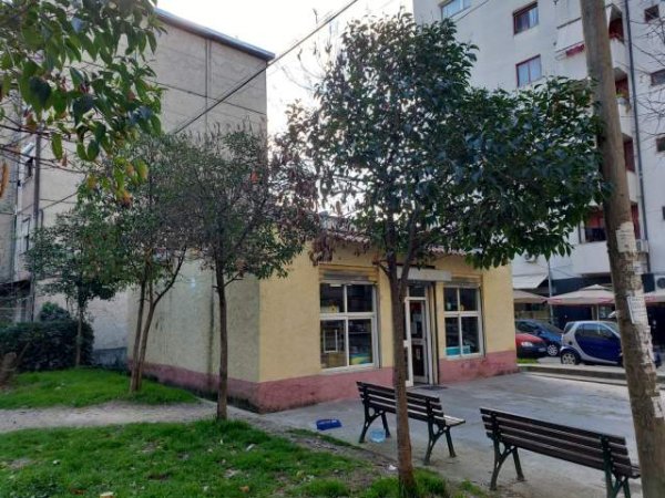 Tirane, shitet dyqan Kati 0, 64 m² 110.000 Euro (Pallati me Shigjeta)