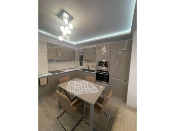 Tirane, jepet me qera apartament 2+1+BLK Kati 7, 80 m² 450 Euro (kompleksin "Kontakt" prane 21 Dhjetorit)