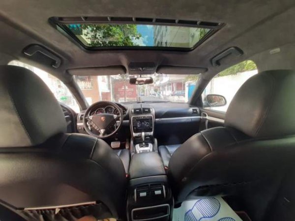 Tirane, jap me qera xhip Porsche Cayenne Viti 2005,