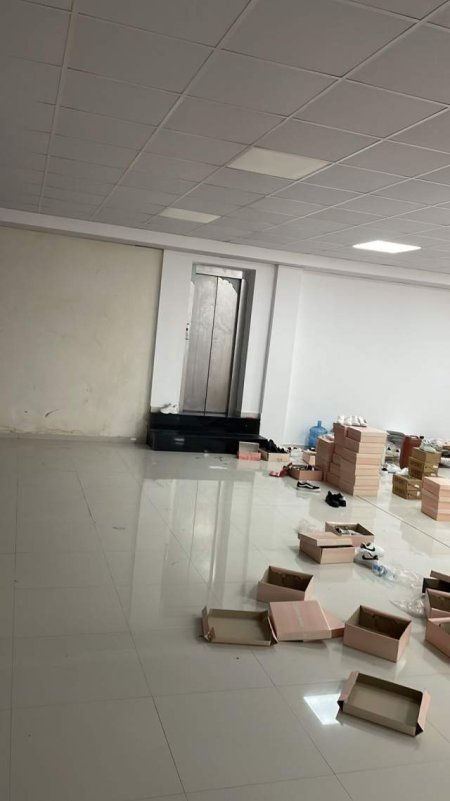 Tirane, jap me qera ambjent biznesi Kati 1, 650 m² 3 Euro/m2 (Kamez)