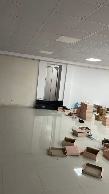 Tirane, jap me qera ambjent biznesi Kati 1, 650 m² 3 Euro/m2 (Kamez)