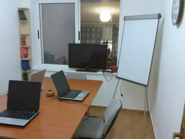 Tirane, jepet  ambient per zyra me qera Kati 2, 70 m² 400 Euro prane  tregut Dinamo