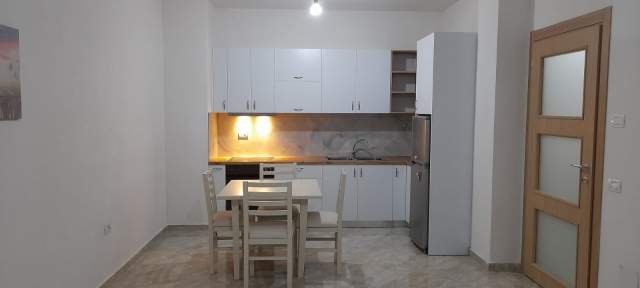 Tirane, jepet me qera apartament 1+1