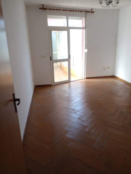 Tirane, jepet me qera apartament 3+1