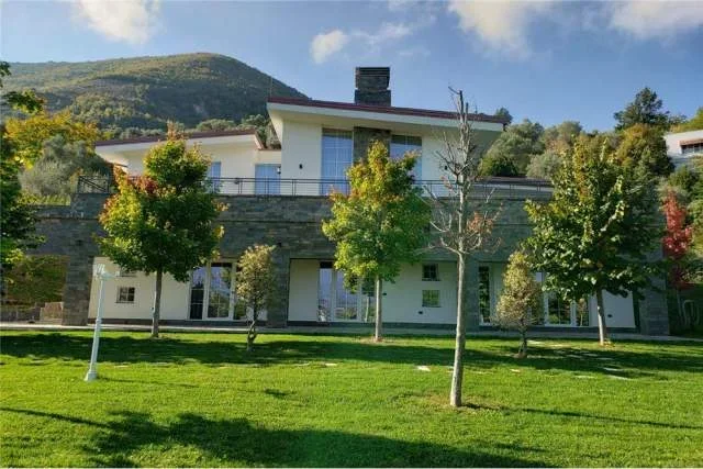 Tirane, jepet me qera Vile 3.000 m² Euro (Petrele)