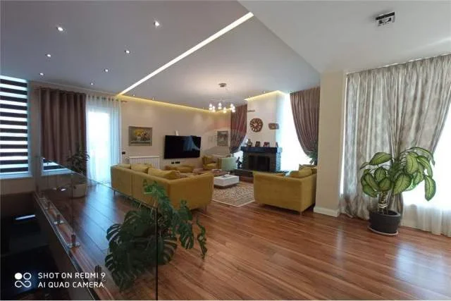 Tirane, jepet me qera Vile 3.000 m² Euro (Petrele)