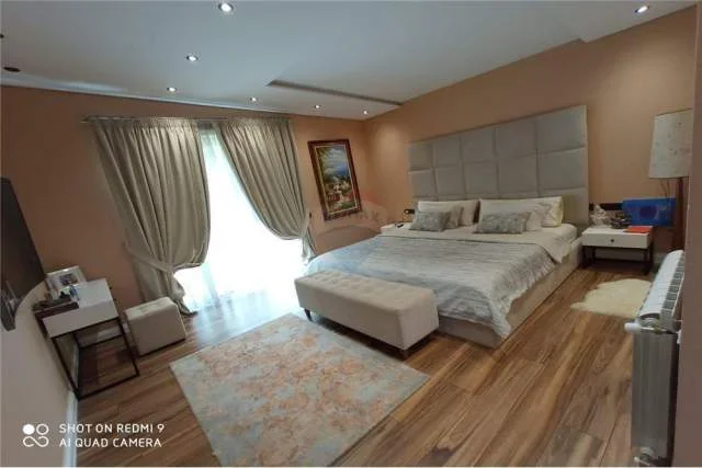 Tirane, jepet me qera Vile 3.000 m² Euro (Petrele)